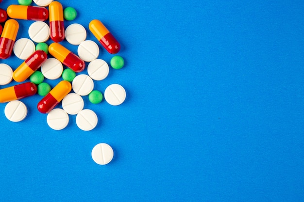 Draufsicht verschiedene Pillen auf blauem Hintergrund