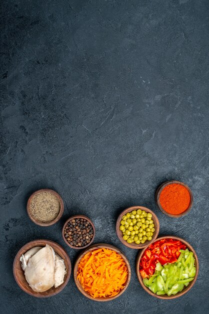 Draufsicht verschiedene Salatzutaten mit Hühnchen auf dunklem Tischsalat Mahlzeit Gesundheit Diät