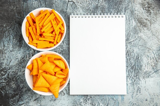 Draufsicht verschiedene Snacks Zwieback und Käsespitzen auf heller Oberfläche