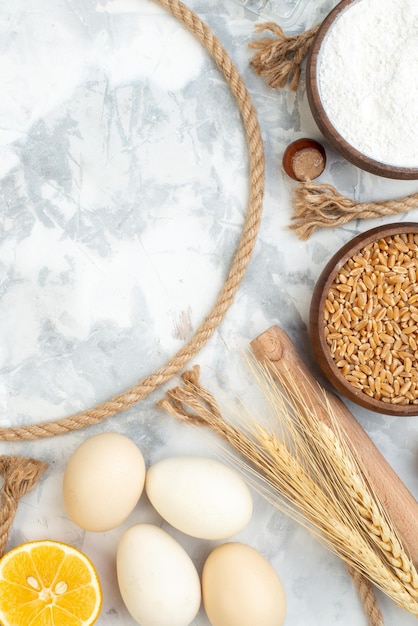 Draufsicht verschiedene Zutaten Eier dunkles Brot Milch Nüsse und Gelee auf weißem Hintergrund Farbe Teig Kuchen Hotcake Keks Foto Kuchen Brötchen