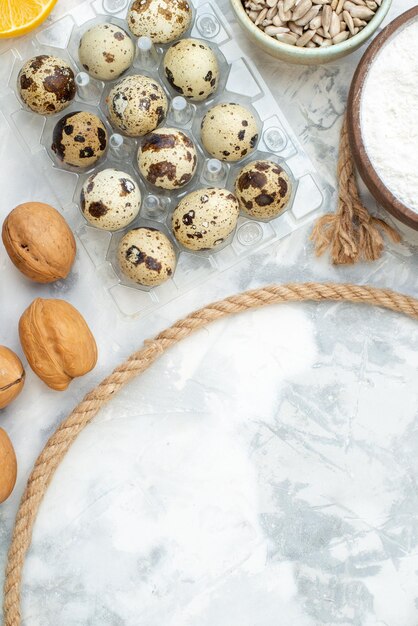 Draufsicht verschiedene Zutaten Eier dunkles Brot Milch Nüsse und Gelee auf weißem Hintergrund Farbe Teig Kuchen Hotcakes Keks Foto Kuchen Brötchen