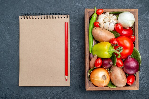 Draufsicht verschiedenes frisches gemüse auf dunklem tischgemüse frischer salat reif