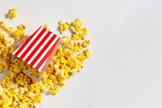 Kostenloses Foto draufsicht verschütteter popcornkasten