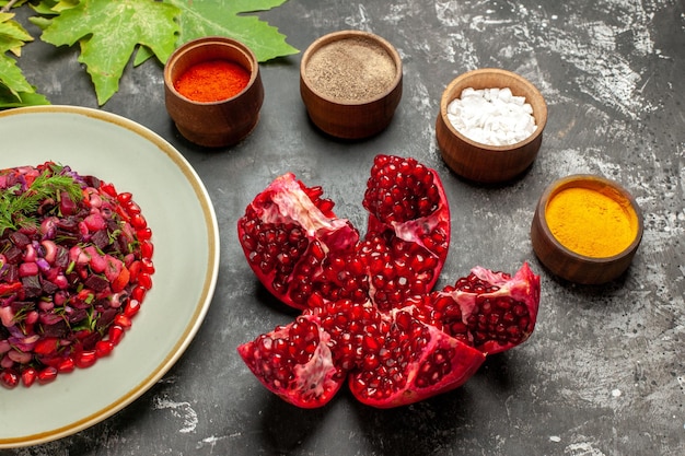 Draufsicht-Vinaigrette-Salat mit Gewürzen auf der dunklen Oberfläche