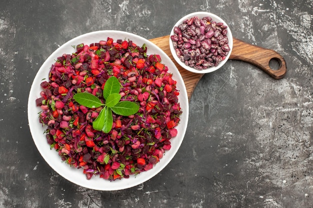 Kostenloses Foto draufsicht-vinaigrette-salat mit rüben und bohnen auf der grauen oberfläche