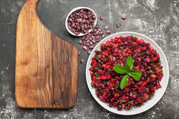 Draufsicht-Vinaigrette-Salat mit Rüben und Bohnen auf der grauen Oberfläche