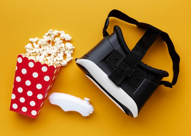 Draufsicht Virtual-Reality-Headset und Popcorn
