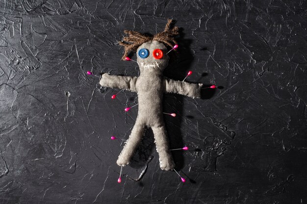 Draufsicht-Vodoo-Puppe mit Stiften