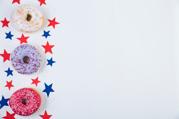 Draufsicht von amerikanischen Sternen und von Donuts