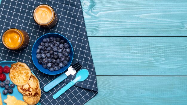 Draufsicht von Blaubeeren mit Babynahrung und anderen Früchten