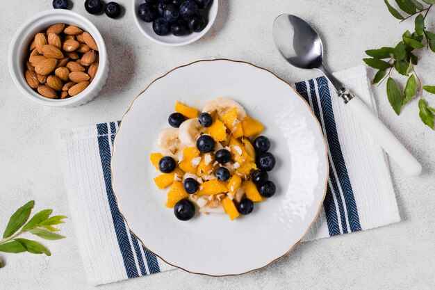 Draufsicht von Blaubeeren und von Mango auf Platte