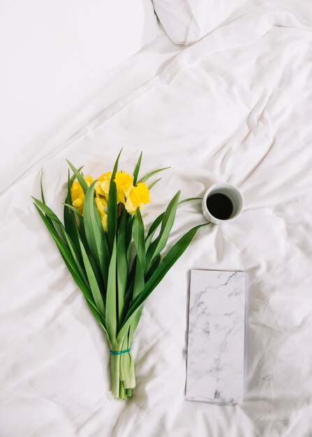 Draufsicht von Blumen im Bett