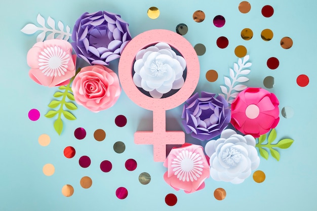 Draufsicht von Blumen mit weiblichem Symbol für Frauentag