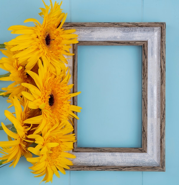 Draufsicht von Blumen und Rahmen auf Blau mit Kopienraum