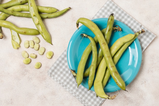 Draufsicht von Bohnen auf Platte und Knoblauch