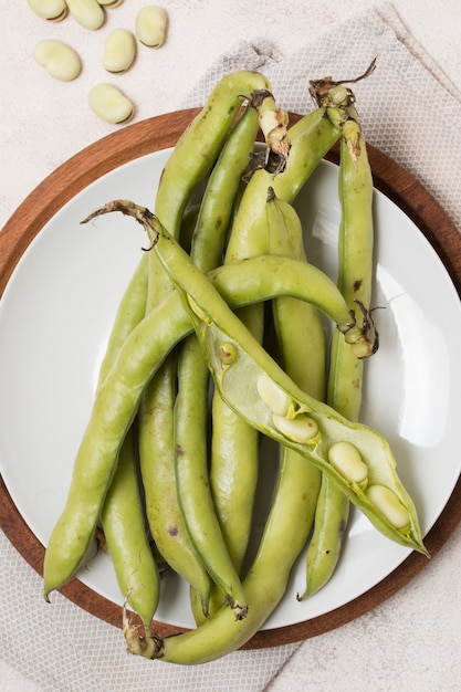 Draufsicht von Bohnen mit Knoblauch auf Platte