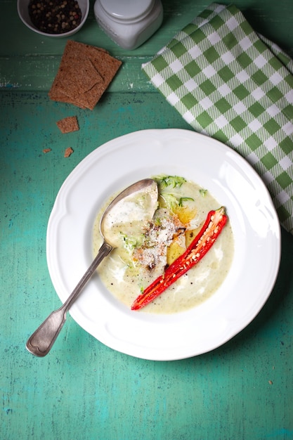 Draufsicht von Broccoli-Suppe mit Chili