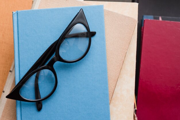 Draufsicht von Büchern und von Gläsern