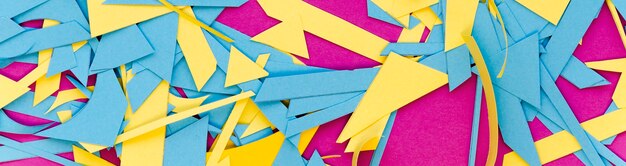 Draufsicht von bunten Papierfetzen