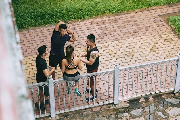 Draufsicht von den Athleten, die vor dem Training aufwärmen