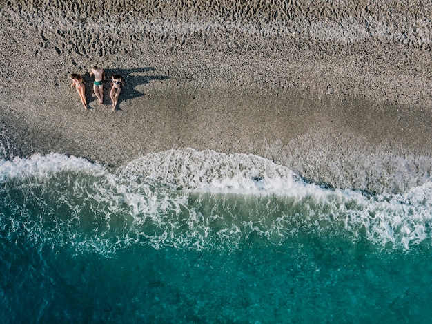 Kostenloses Foto draufsicht von den freunden, die am strand sich entspannen