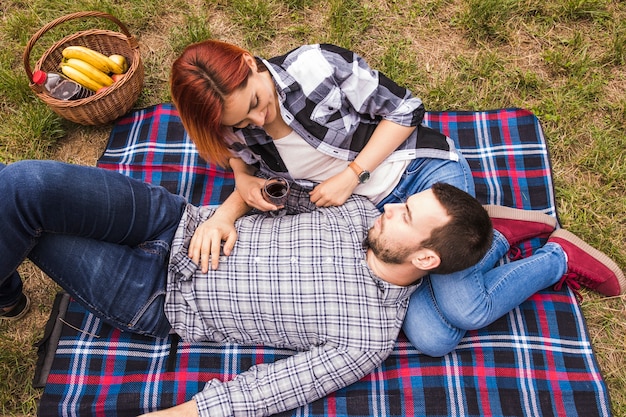 Draufsicht von den jungen Paaren, die im Picknick genießen