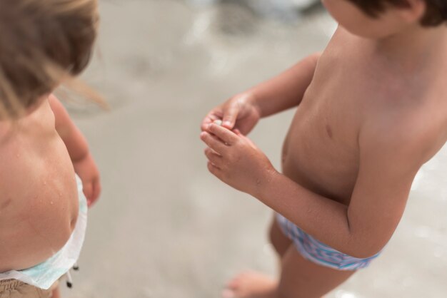 Draufsicht von den Kindern, die am Strand stehen