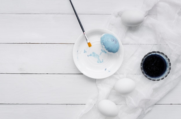 Draufsicht von Eiern für Ostern mit Färbung und Gewebe