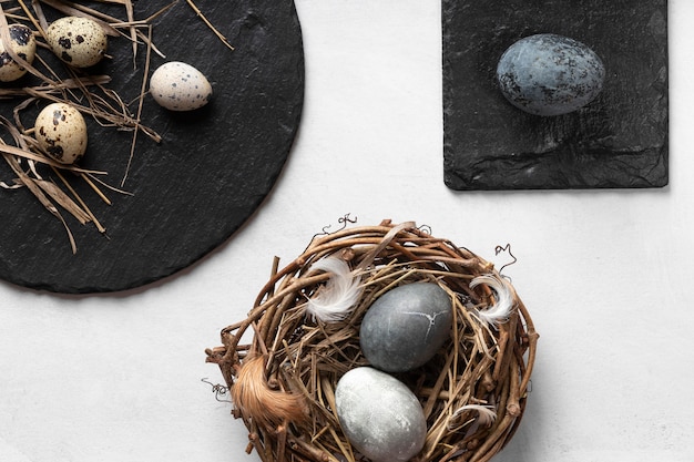 Draufsicht von Eiern für Ostern mit Nest