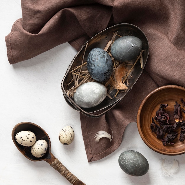Draufsicht von Eiern für Ostern mit Stoff und Holzlöffel