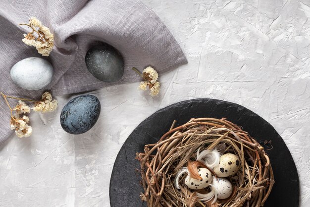 Draufsicht von Eiern für Ostern mit Vogelnest und Stoff