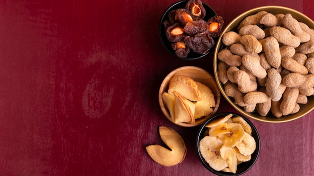 Draufsicht von Erdnüssen und von Zusammenstellung von Festlichkeiten des chinesischen neuen Jahres