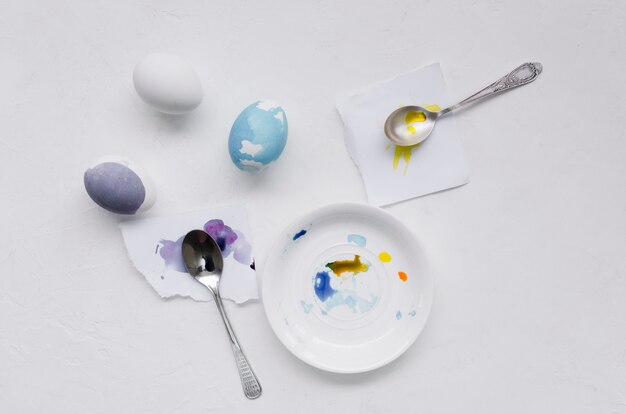 Kostenloses Foto draufsicht von farbigen eiern für ostern