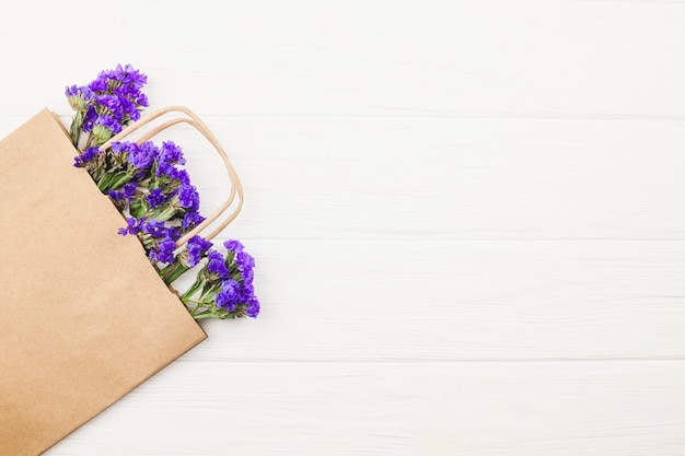 Kostenloses Foto draufsicht von frischen blumen