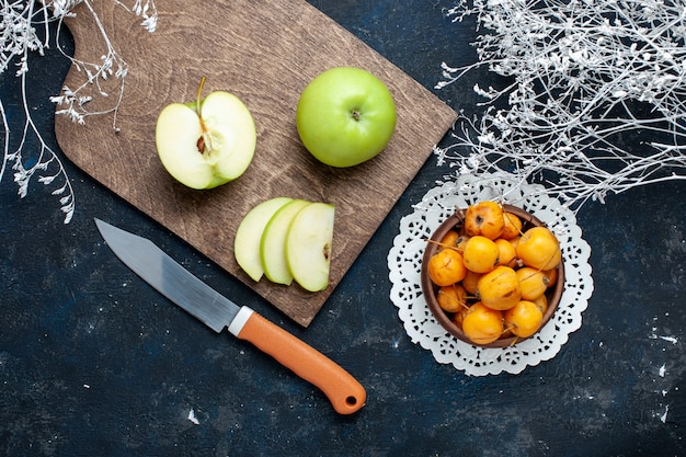 Draufsicht von frischen grünen Äpfeln mit süßen milden Kirschen auf dunkelblauem Schreibtisch, Frucht mildes Lebensmittelvitamin