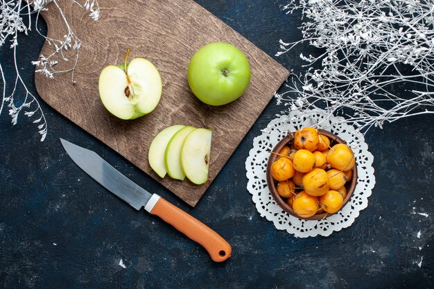 Draufsicht von frischen grünen Äpfeln mit süßen milden Kirschen auf dunkelblauem Schreibtisch, Frucht mildes Lebensmittelvitamin