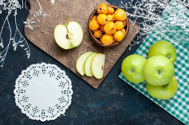 Draufsicht von frischen grünen Äpfeln mit süßen milden Kirschen auf dunklem Schreibtisch, fruchtfrisches mildes Lebensmittelvitamin