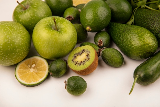 Draufsicht von frischen leckeren Früchten wie Äpfeln Avocados Limetten Feijoas lokalisiert auf einem weißen Hintergrund