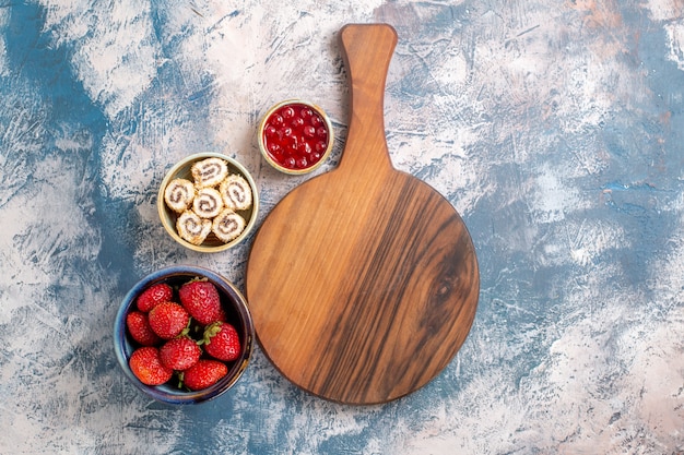 Draufsicht von frischen roten Erdbeeren mit Marmelade auf heller Oberfläche