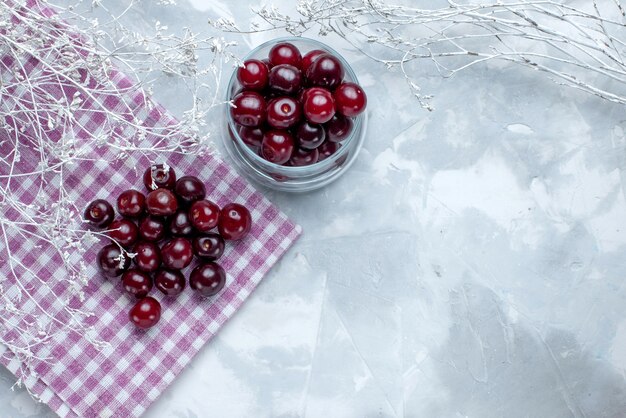 Draufsicht von frischen Sauerkirschen in der kleinen Glasschale auf leichtem Bodenfruchtsauerbeerenvitamin