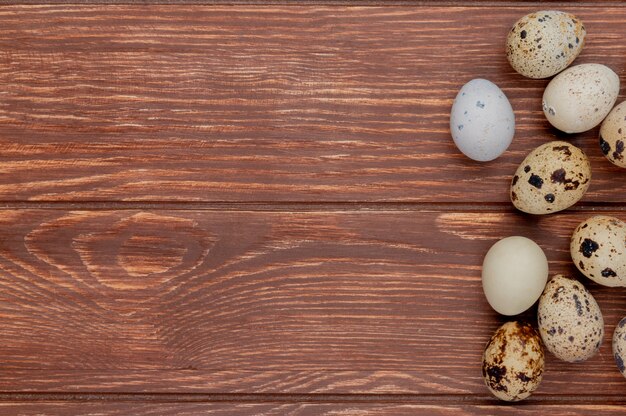 Draufsicht von frischen und gesunden Eiern auf einem hölzernen Hintergrund mit Kopienraum