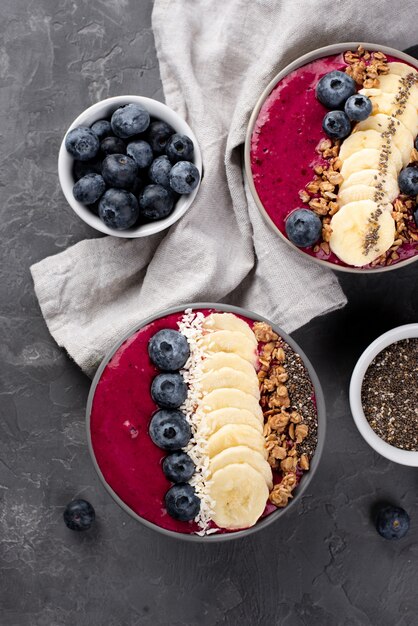 Draufsicht von Frühstücksnachtischen mit Getreide und Blaubeeren