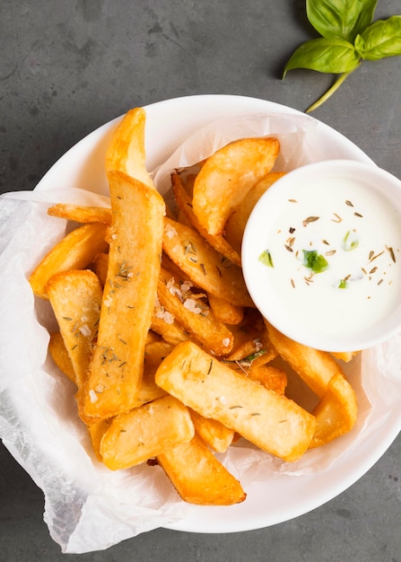 Kostenloses Foto draufsicht von gesalzenen pommes frites auf teller mit spezieller soße