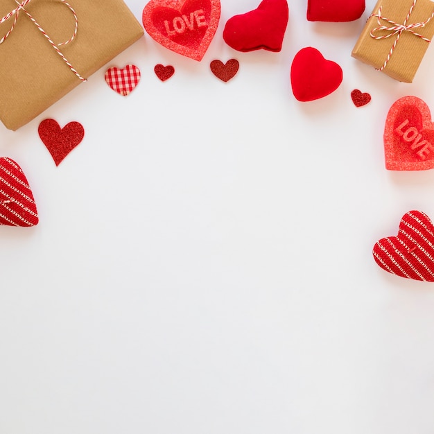 Draufsicht von Geschenken mit Herzen für Valentinsgrüße