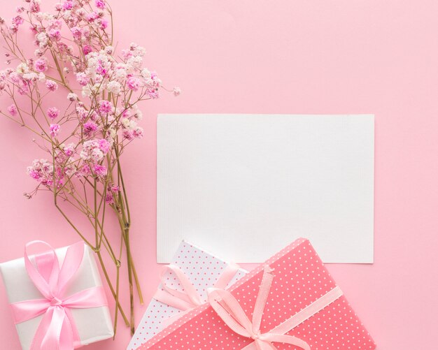 Draufsicht von Geschenken mit Papier und Blumen