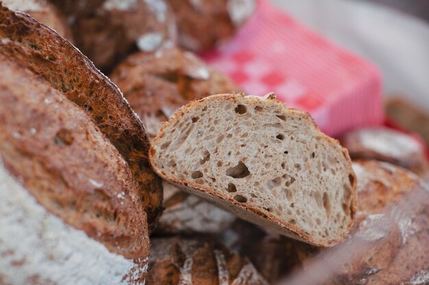 Draufsicht von geschnittenem Vollkornbrot