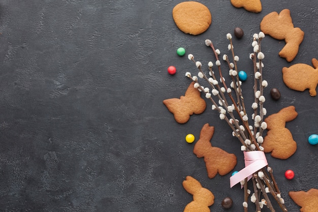 Draufsicht von Hasen geformten Keksen für Ostern mit Kopienraum und Süßigkeiten