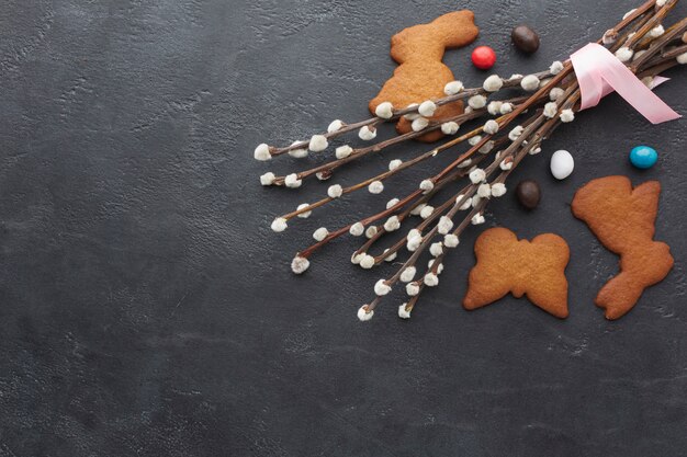 Draufsicht von Hasenförmigen Keksen für Ostern mit Kopienraum