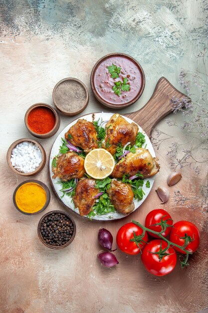 Draufsicht von Huhn Tomaten Zwiebel bunte Gewürze Huhn mit Kräutern Zitrone