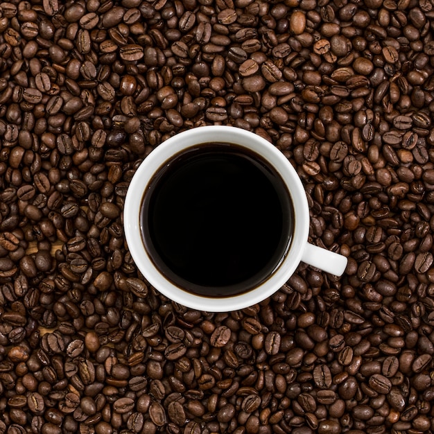 Draufsicht von Kaffee auf Bohnen